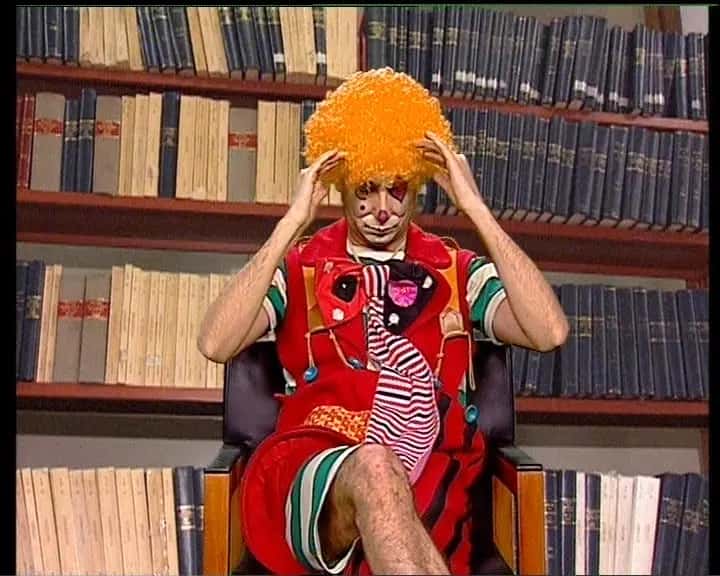 Prestígio à frente de uma estante de livros